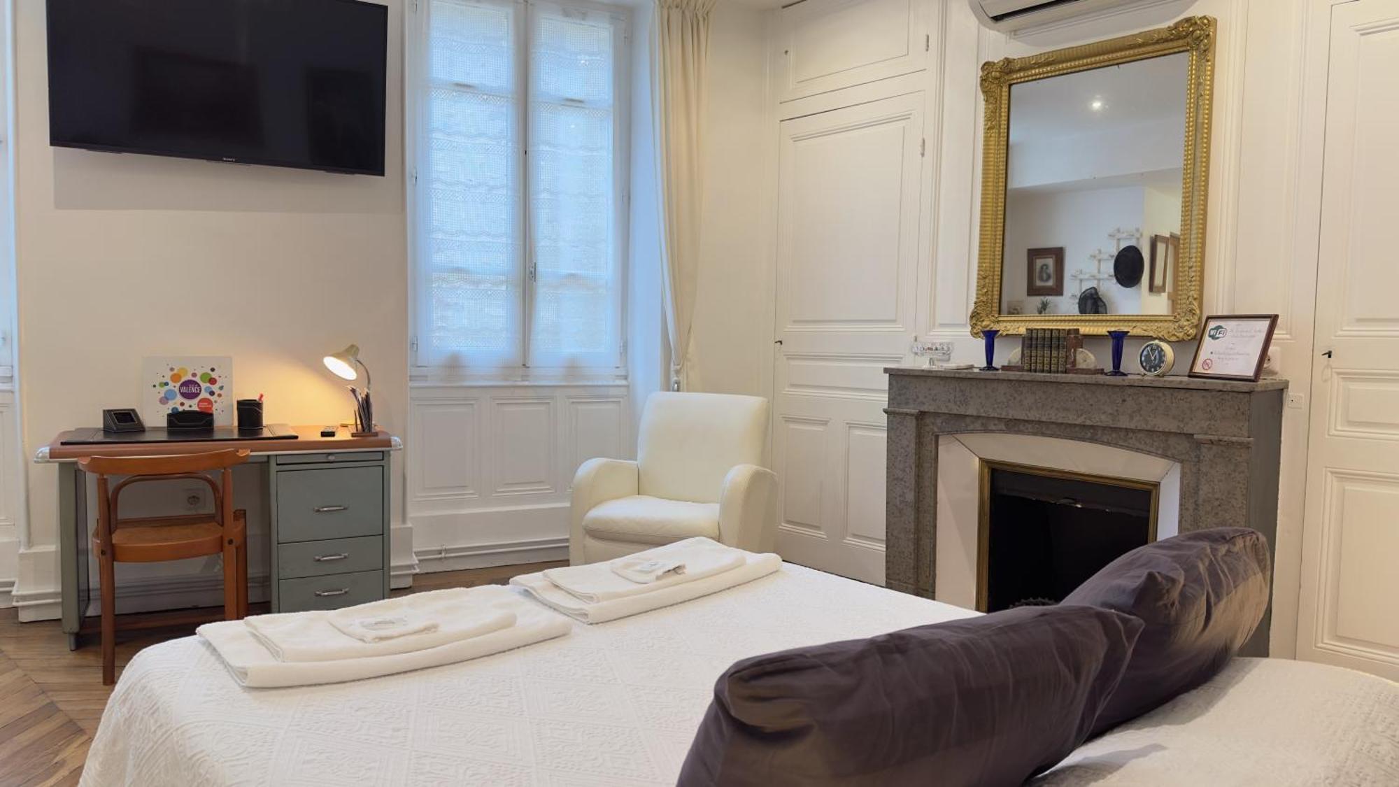 Chambre De Charme Au Coeur Du Vieux Valence - Confort & Calme Eksteriør bilde